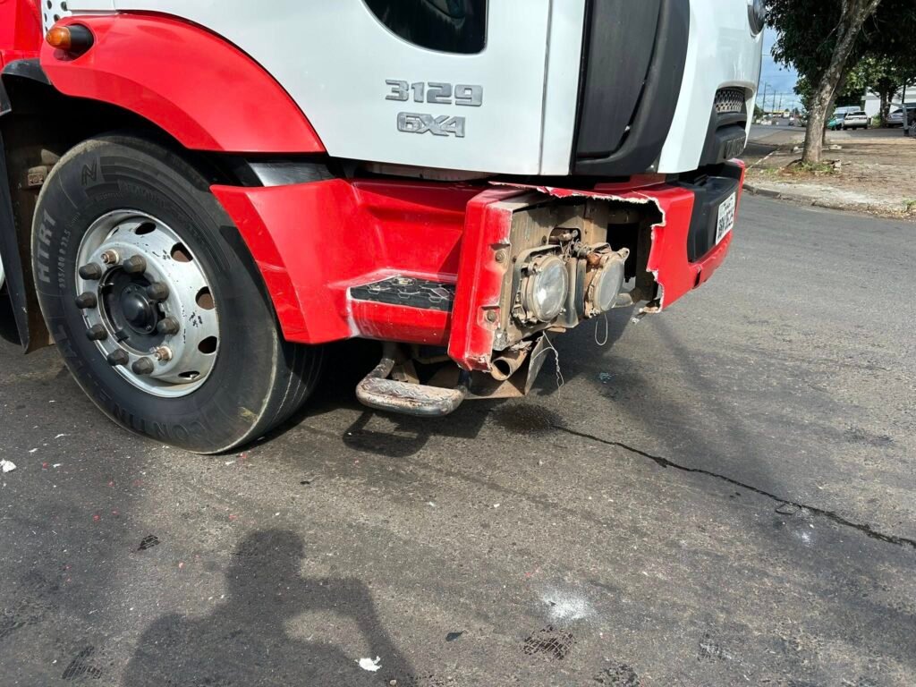 SANTA IZABEL DO OESTE: COLISÃO ENTRE CAMINHÃO E CAMINHONETE NÃO DEIXA FERIDOS 10